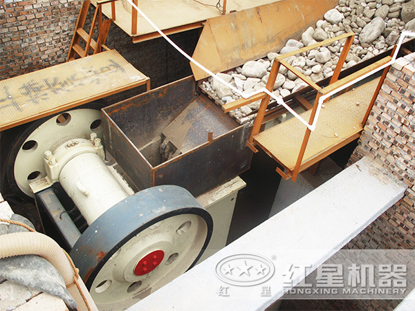 顎式破碎機(jī)現(xiàn)場
